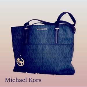 Michael Michael Kors

BEDFORD LARGE SIGNATURE POCKET TOTE